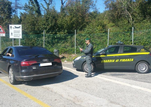 Auto con targhe straniere, 10 sequestri nel Napoletano © ANSA