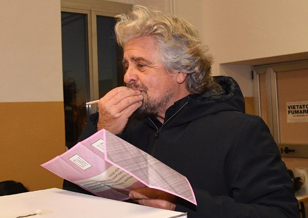 Beppe Grillo morde la matita al seggio © ANSA