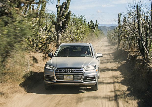 Nuovo suv Audi Q5, anche il deserto diventa comodo tappeto © Audi Media
