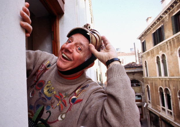 Dario Fo nei panni di Arlecchino (1997) © ANSA 