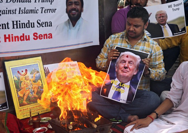 Per Trump in India gruppetto nazionalisti indù ha invocato gli dei (foto: EPA)