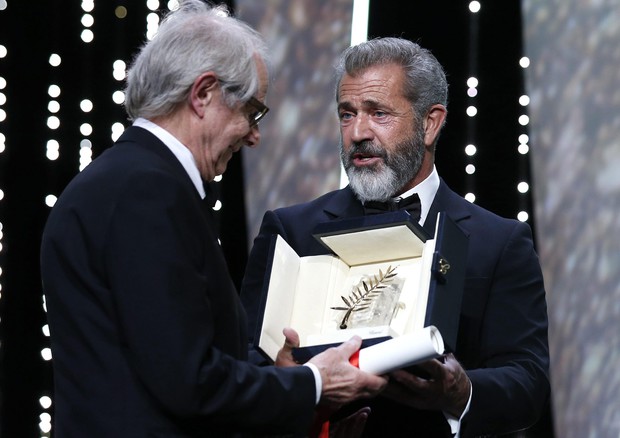 Ken Loach riceve la Palma d'oro dalle mani di Mel Gibson © EPA