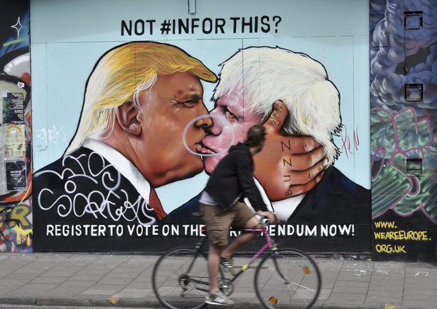 Un murales di Bristol che rappresenta un bacio tra Boris Johnson, ex sindaco di Londra e supporter della Brexit e Donald Trump © EPA