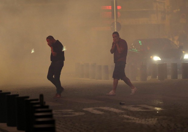 Hooligans per le strade di Marsiglia (foto: EPA)
