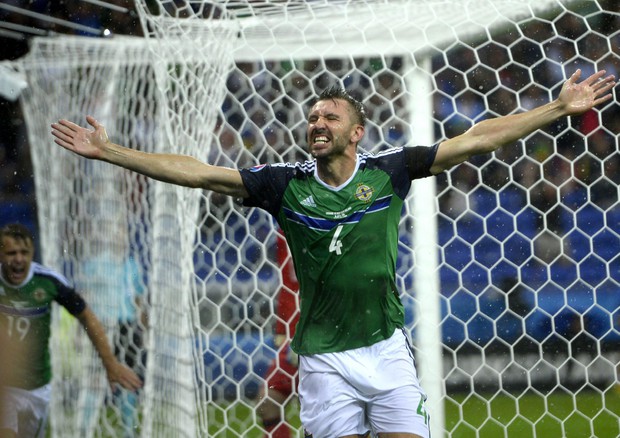 Gareth McAuley esulta dopo aver segnato il gol dell'1-0 per l'Irlanda del nord (foto: EPA)