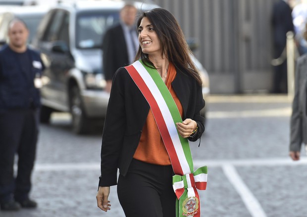Il neo sindaco di Roma, Virginia Raggi, compie la sua prima uscita in fascia tricolore © ANSA