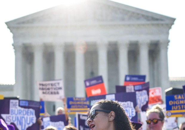 Supreme Court Weighs Abortion Decision (foto: EPA)