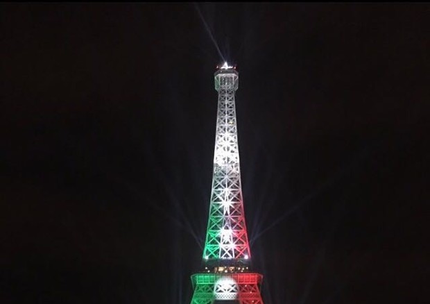 Euro 2016, la Torre Eiffel illuminata coi colori dell'Italia (foto: ANSA)