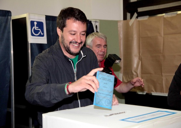 Il segretario della Lega Nord Matteo Salvini vota per le elezioni comunali a Milano © ANSA