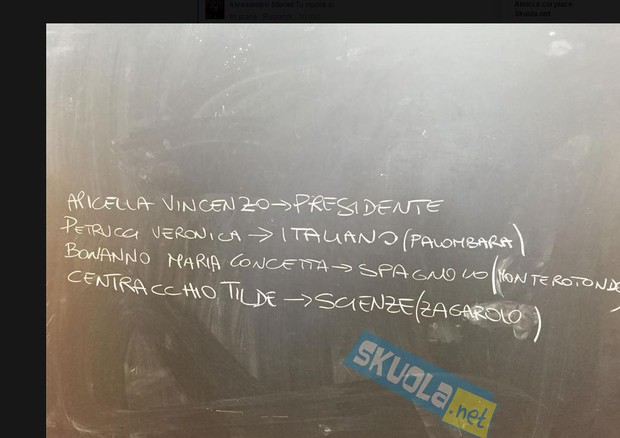 Alcuni nomi dei commissari per gli esami, scritti su una lavagna © Ansa
