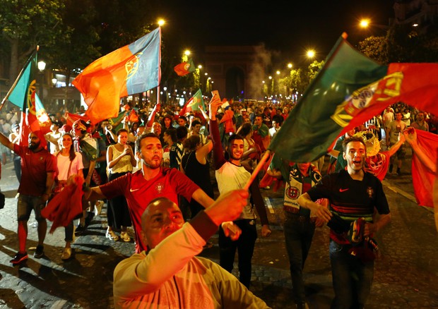 Euro 2016: Portogallo trionfa, festa a Champs-Elysees (foto: AP)