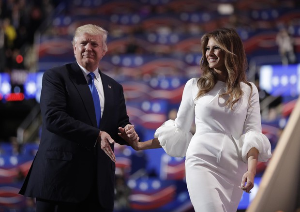 Donald Trump con sua moglie Melania (foto: AP)