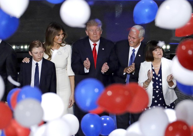 Donald Trump,Melania Trump,Barron Trump,Mike Pence,Karen Pen (foto: AP)