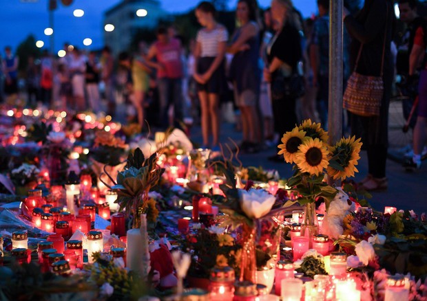 L'omaggio con candele e fiori davanti al luogo della strage a Monaco © EPA