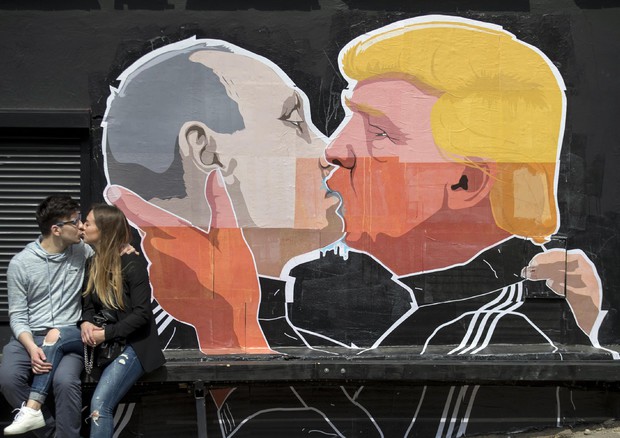 Putin e Trump in un dipinto a Vilnius (foto: AP)