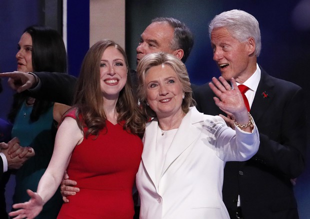 Hillary Clinton e sua figlia Chelsea Clinton (foto: AP)