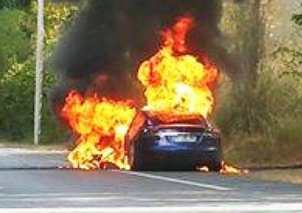 Auto elettrica Tesla si incendia in Francia durante test © ANSA