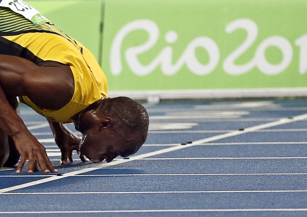 Bolt bacia la pista dopo la vittoria alla finale dei 200 metri (foto: EPA)
