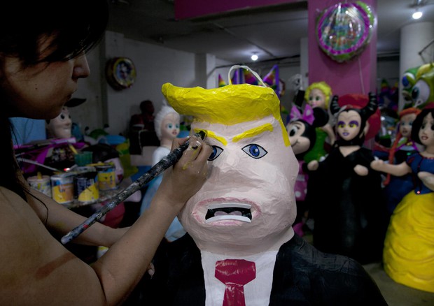 Una bambola con le sembianze di Trump in un negozio a Mexico City (foto: AP)