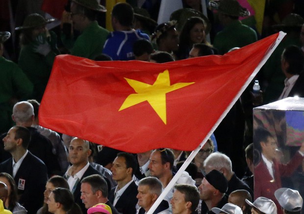 La bandiera del Vietnam alla cerimonia di apertura di Rio 2016 (foto: EPA)
