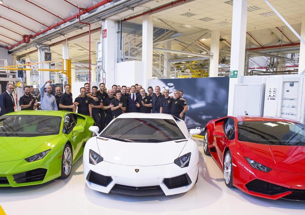 Renzi visita lo stabilimento della Lamborghini nel Bolognese (foto: ANSA)