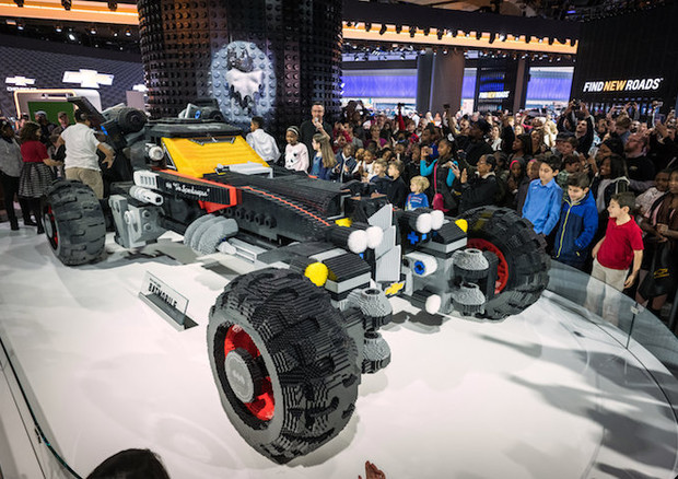 A Detroit Chevrolet svela Batmobile in Lego lunga 5,2 metri © Chevrolet