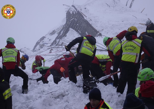 Vigili del fuoco e soccorso alpino al lavoro per estrarre i superstiti della slavina all'hotel Rigopiano.  Foto fornita dal 