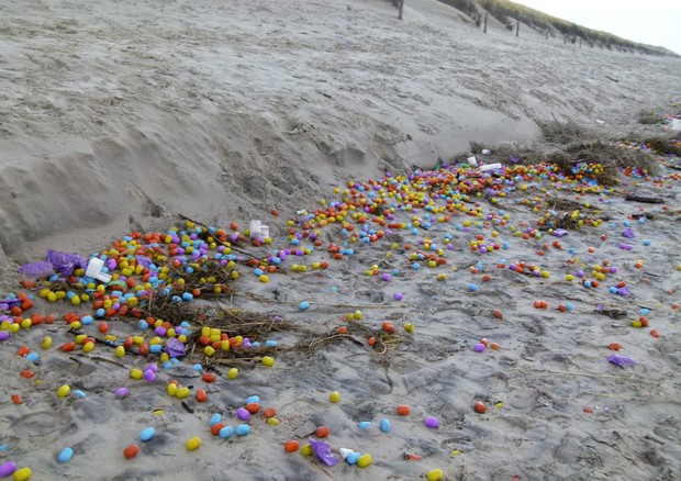 Ovetti di plastica su una spiaggia tedesca (foto: EPA)