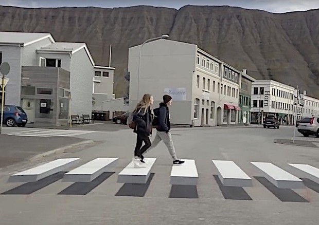 E' gi virale il video delle strisce pedonali 3D in Islanda © Gusti Production