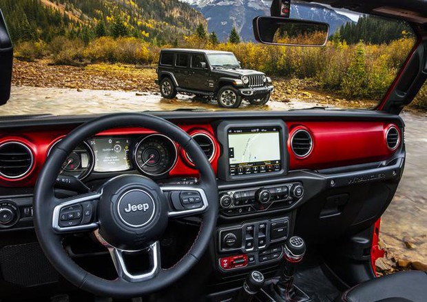 Svelati interni e strumentazione della nuova Jeep Wrangler © FCA Press