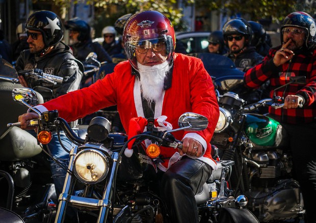Impazza il Babbo Natale biker, all'insegna della solidarietà © ANSA