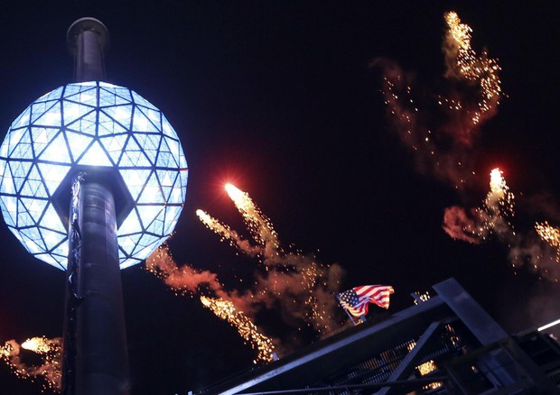 capodanno la sfera luminosa ball drop di Times Square, a New York, che scende dall'alto annunciando il nuovo anno © ANSA