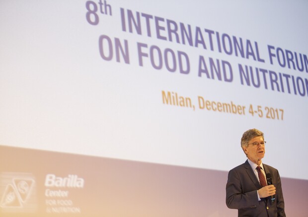 L'economista Jeffrey Sachs alla prima giornata delll'ottavo Forum internazionale su alimentazione e nutrizione del Bcfn all'Hangar Bicocca di Milano © Ansa