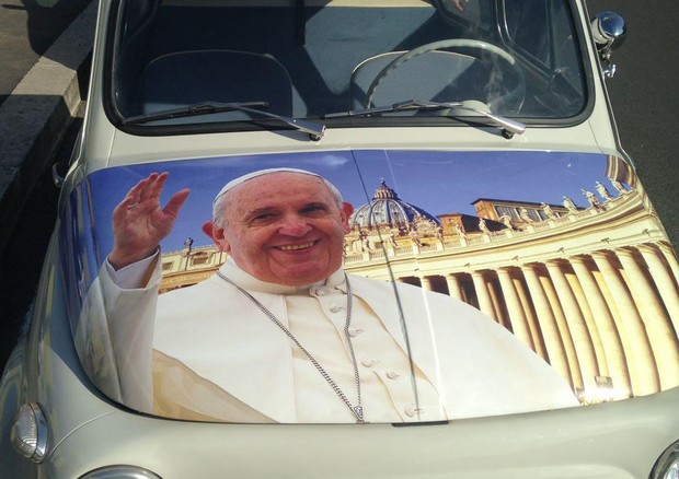 L'immagine  di papa Francesco stampata su una 500 © ANSA