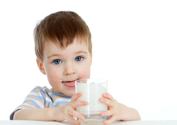 Con latte crescita meno carenza ferro e vitamina D nei bimbi © Ansa