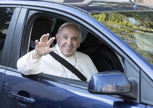Il Papa in auto © ANSA 