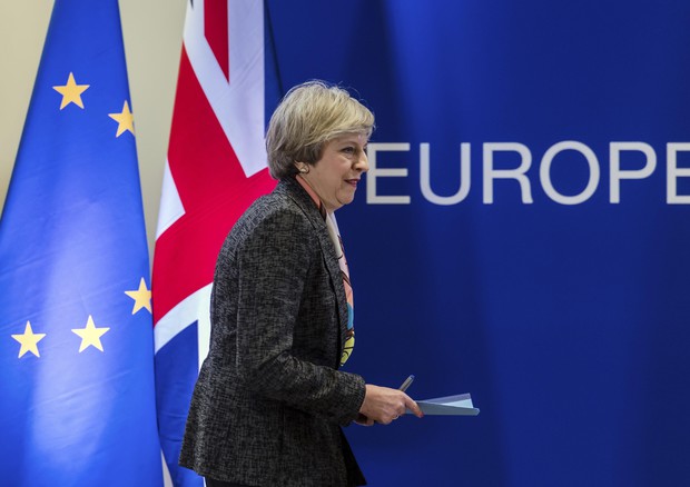 Theresa May al termine del Consiglio europeo del 9 marzo (foto: AP)