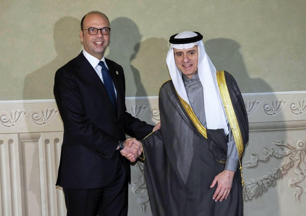 Alfano accoglie il collega saudita Adel Al Jubeir (foto: EPA)