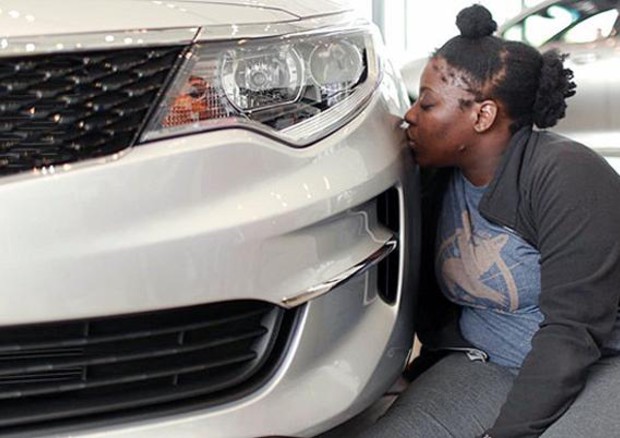 Concorso Kiss-a-Kia, vince chi bacia pi a lungo un'auto © Fox 5 