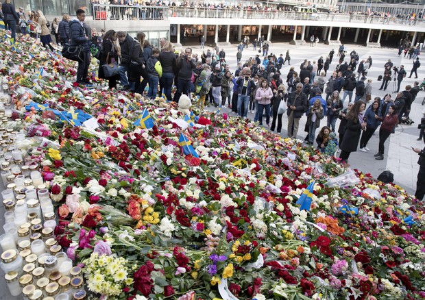 Fiori lasciati per le vittime a Stoccolma © EPA