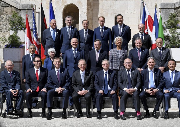 La fotografia di tutti i partecipanti al G7 Finanze di bari (foto: ANSA)