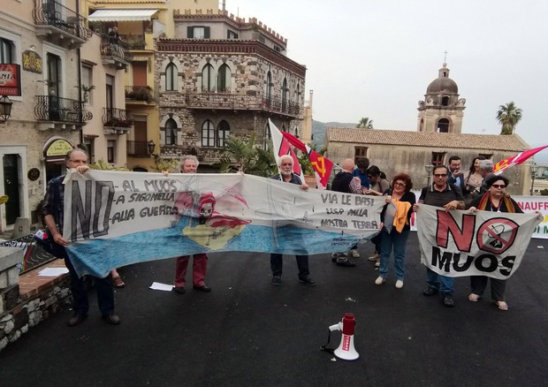 Prima manifestazione anti G7 a Taormina, 13 maggio 2017 (foto: ANSA)