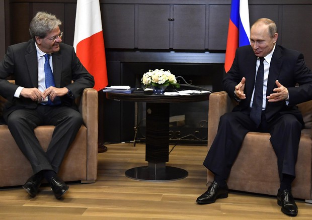 Vladimir Putin incontra Paolo Gentiloni a Sochi (foto: EPA)