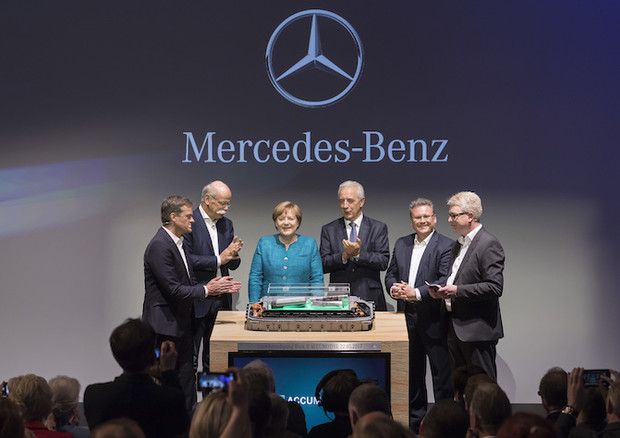 Mercedes finanzia maxi impianto per batterie auto elettriche © Mercedes-Benz