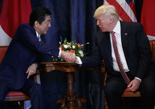 G7: Trump vede Abe prima dell'inizo del summit (foto: AP)