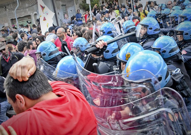 G7 Summit in Taormina - Clashes between police and demonstrators (foto: ANSA)