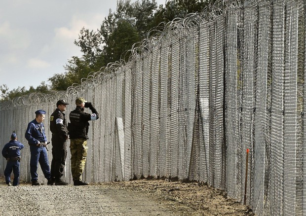 Ue, al via sanzioni contro chi non ricolloca i migranti (foto: AP)