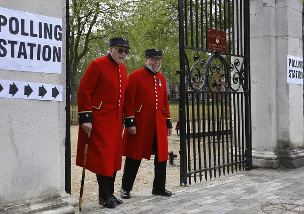 Pensionati londinesi ad un seggio (archivio) © AP