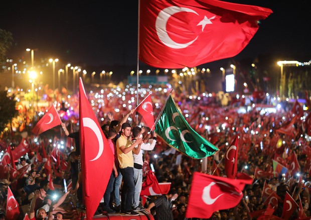 15 luglio. In migliaia con Erdogan alla marcia sul ponte a Istanbul © EPA