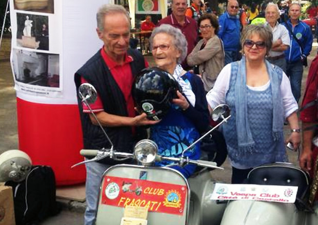 A 105 anni, andate in Vespa ma con casco © Ansa